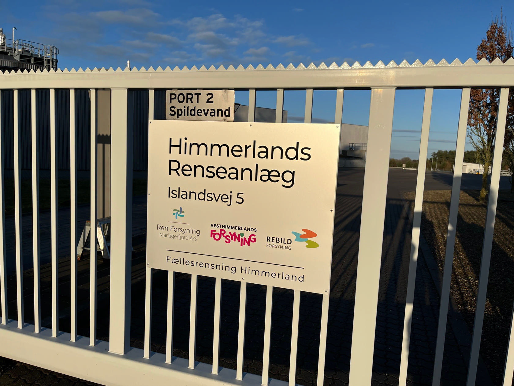 Skilt på gitterlåge til Himmerlands Renseanlæg.