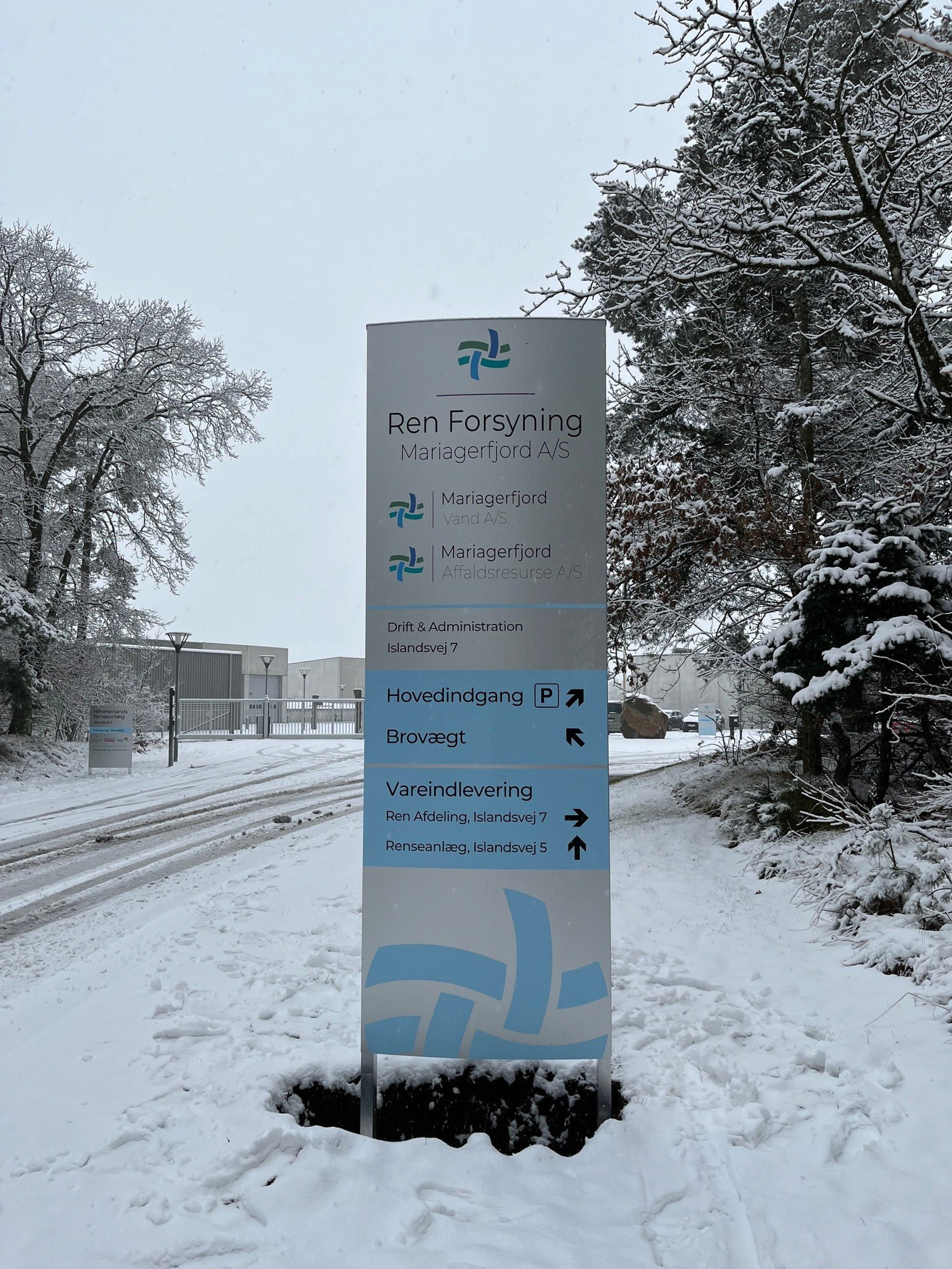 Bannerskilt ved Ren Forsyning Mariagerfjords indkørsel. Foto: Ren Forsyning Mariagerfjord.