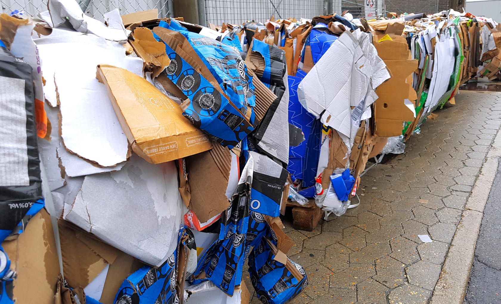 Containere med papaffald.