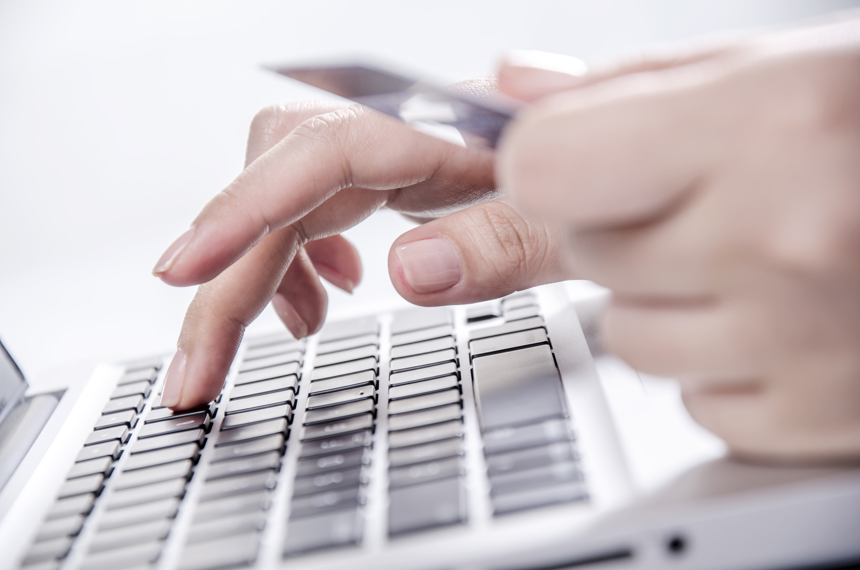 Hænder ved tastatur. Foto: Colourbox.