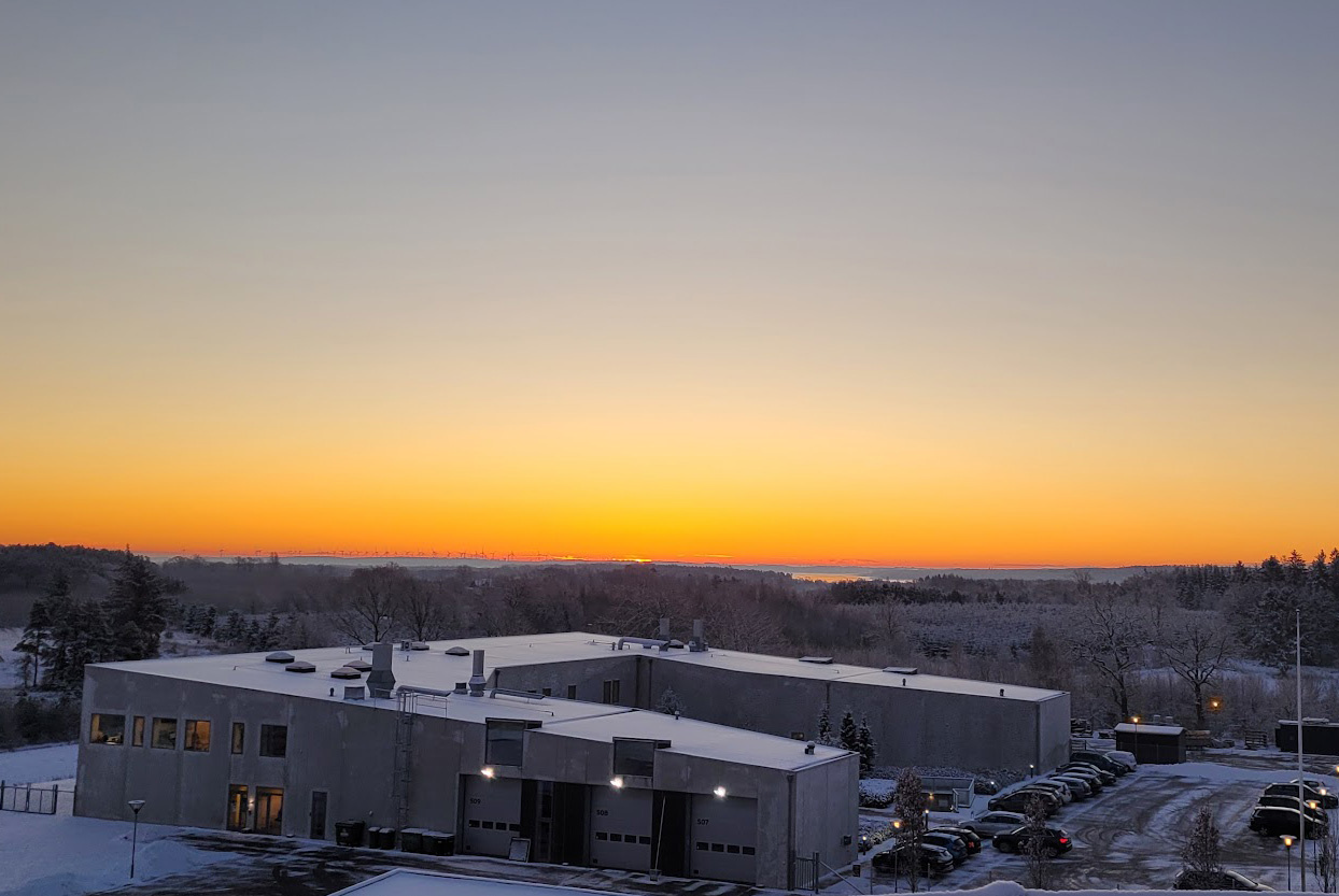 Ren Forsynings administrationsbygning i solopgang. Foto. Ren Forsyning Mariagerfjord.