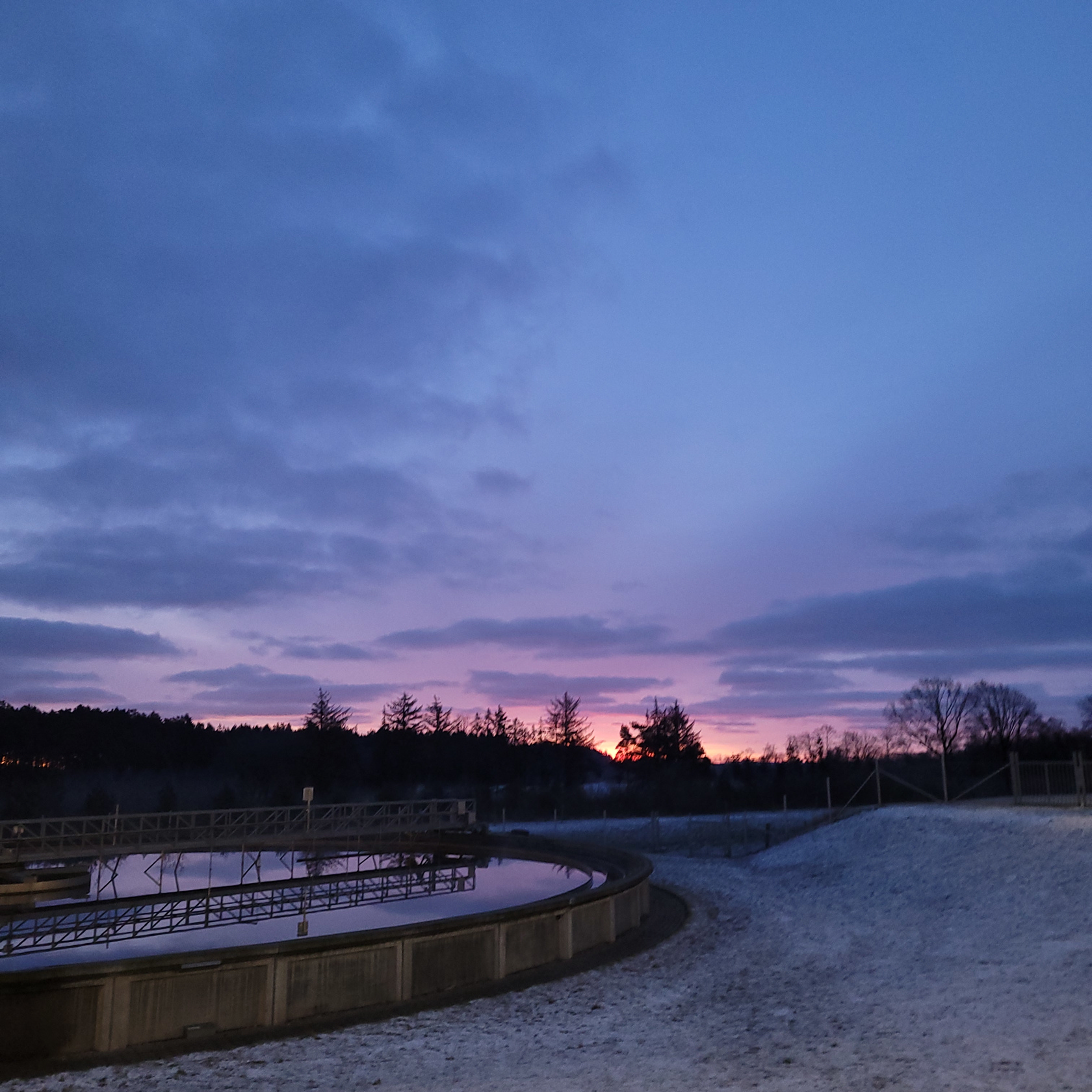 Himmerlands Renseanlæg ved solnedgang. Foto: Ren Forsyning Mariagerfjord.