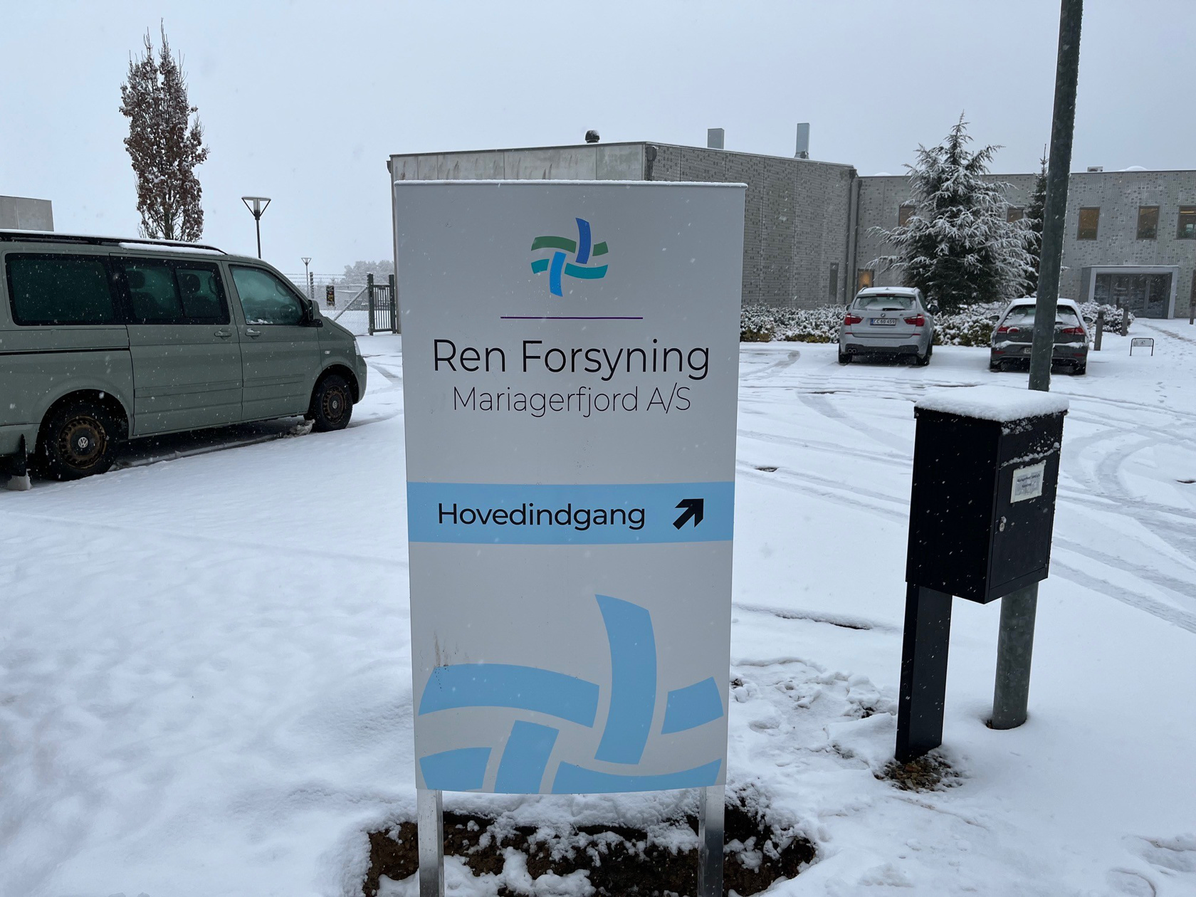 Skilt ved hovedindgang hos Ren Forsyning Mariagerfjord. Foto: Ren Forsyning Mariagerfjord.