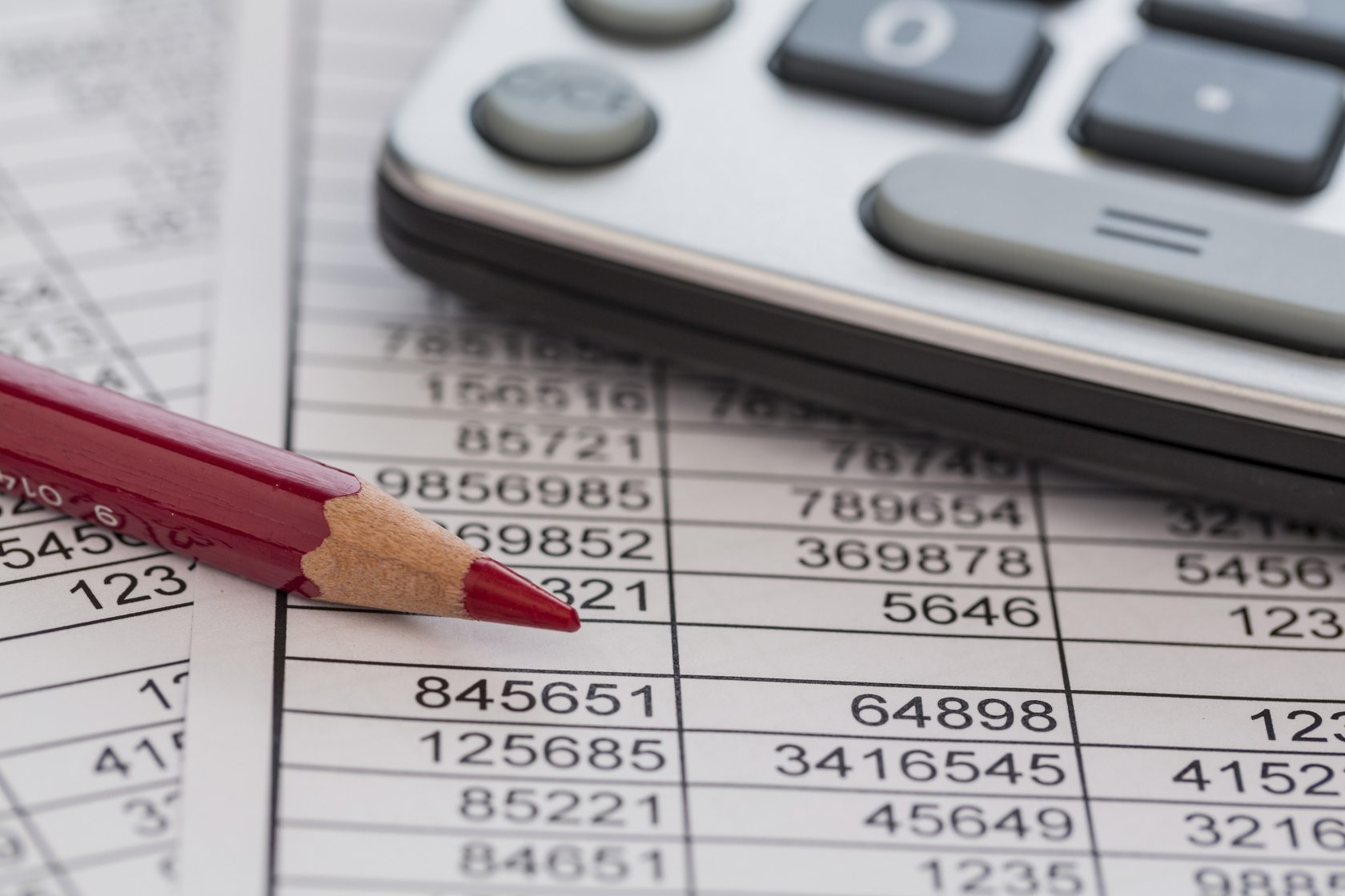 Blyant og lommeregner. Foto: Colourbox.