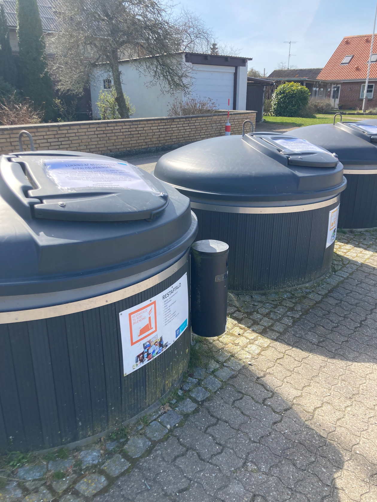 Tre beholdere - de såkaldte nedgravede affaldsløsninger. Foto: Ren Forsyning Mariagerfjord.