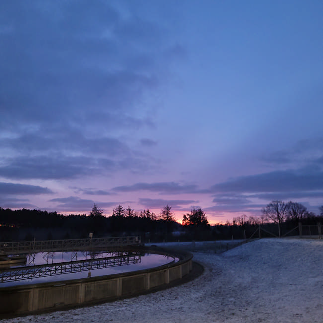 Himmerlands Renseanlæg ved solnedgang. Foto: Ren Forsyning Mariagerfjord.
