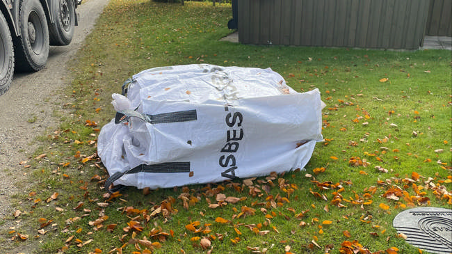 Asbestplader indpakket i sække. Foto: Ren Forsyning Mariagerfjord.