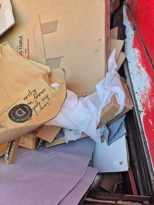 Container med papaffald iblandet plastik