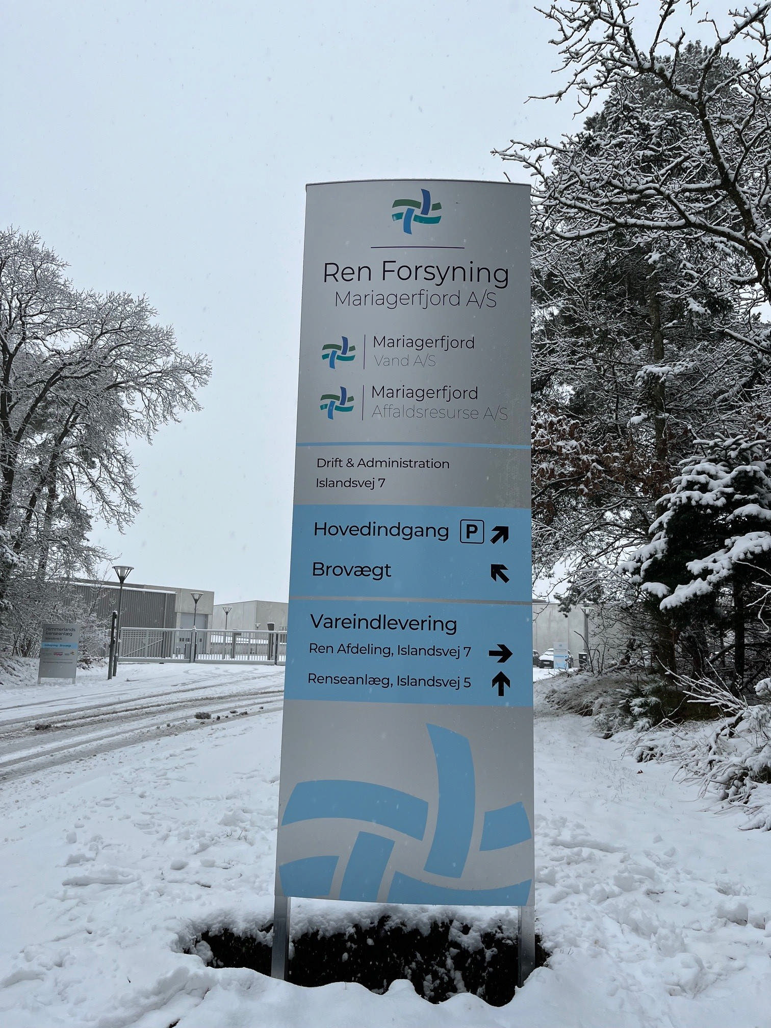 Person der skovler sne.