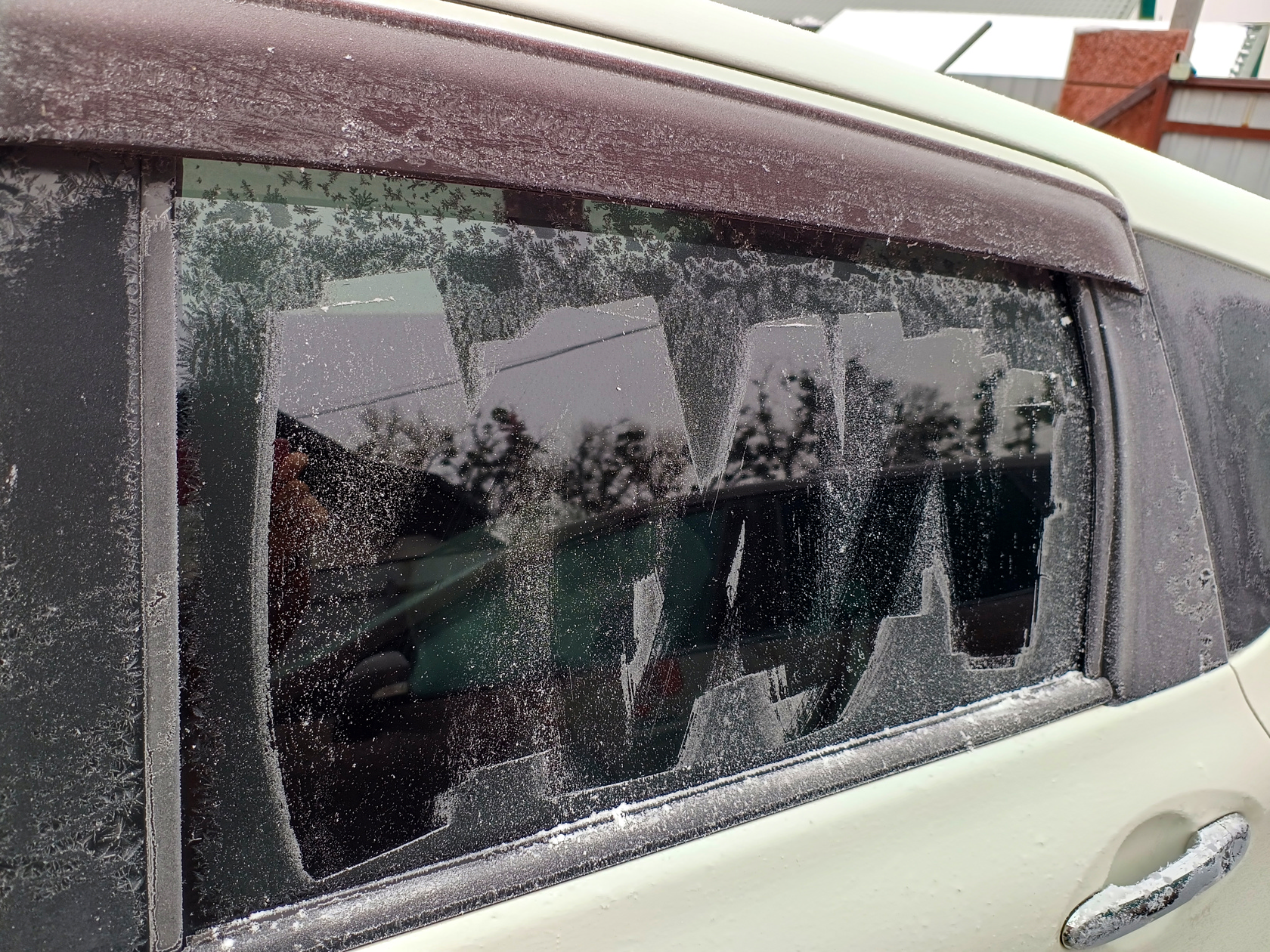 Bilrude skrabt ren for is. Foto: Colourbox.