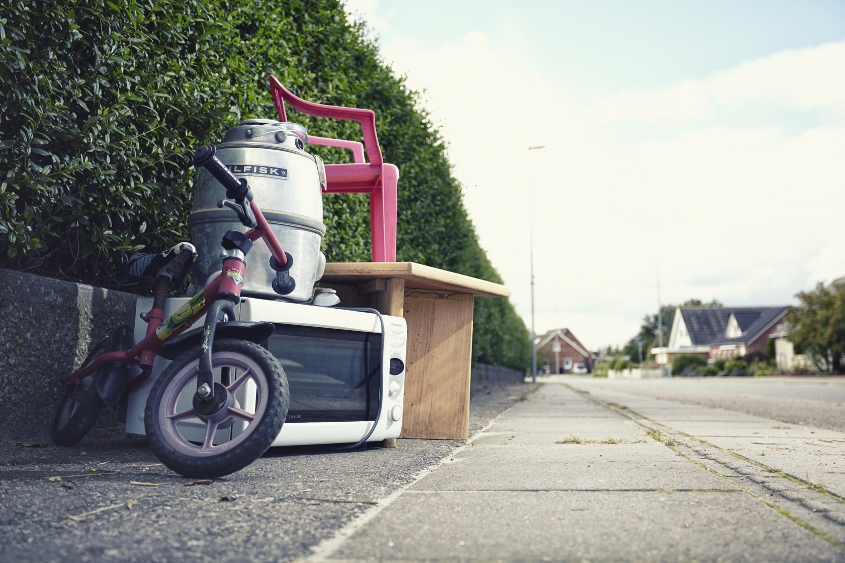 Foto af storskrald på villavej. Foto: Ren Forsyning Mariagerfjord.