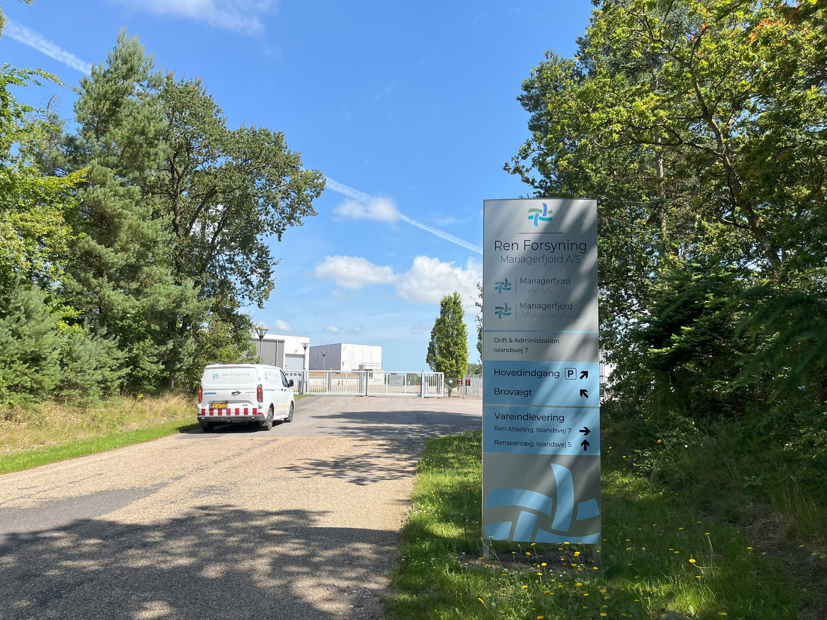 Indkørsel til Ren Forsyning Mariagerfjord. Foto: Ren Forsyning Mariagerfjord.