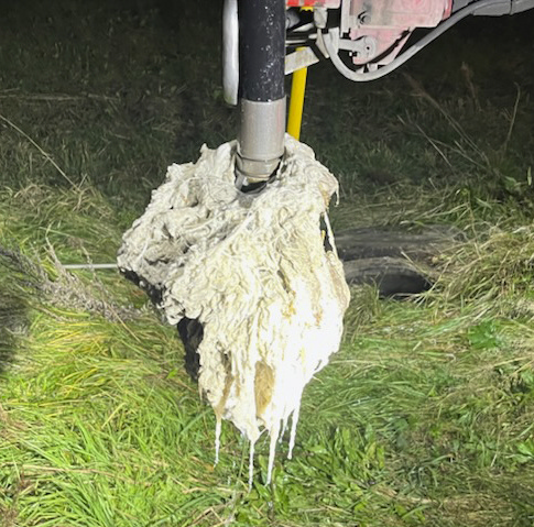 Billedet viser en slamsuger, som har suget en prop ud af et kloakrør. Foto: Ren Forsyning Mariagerfjord.