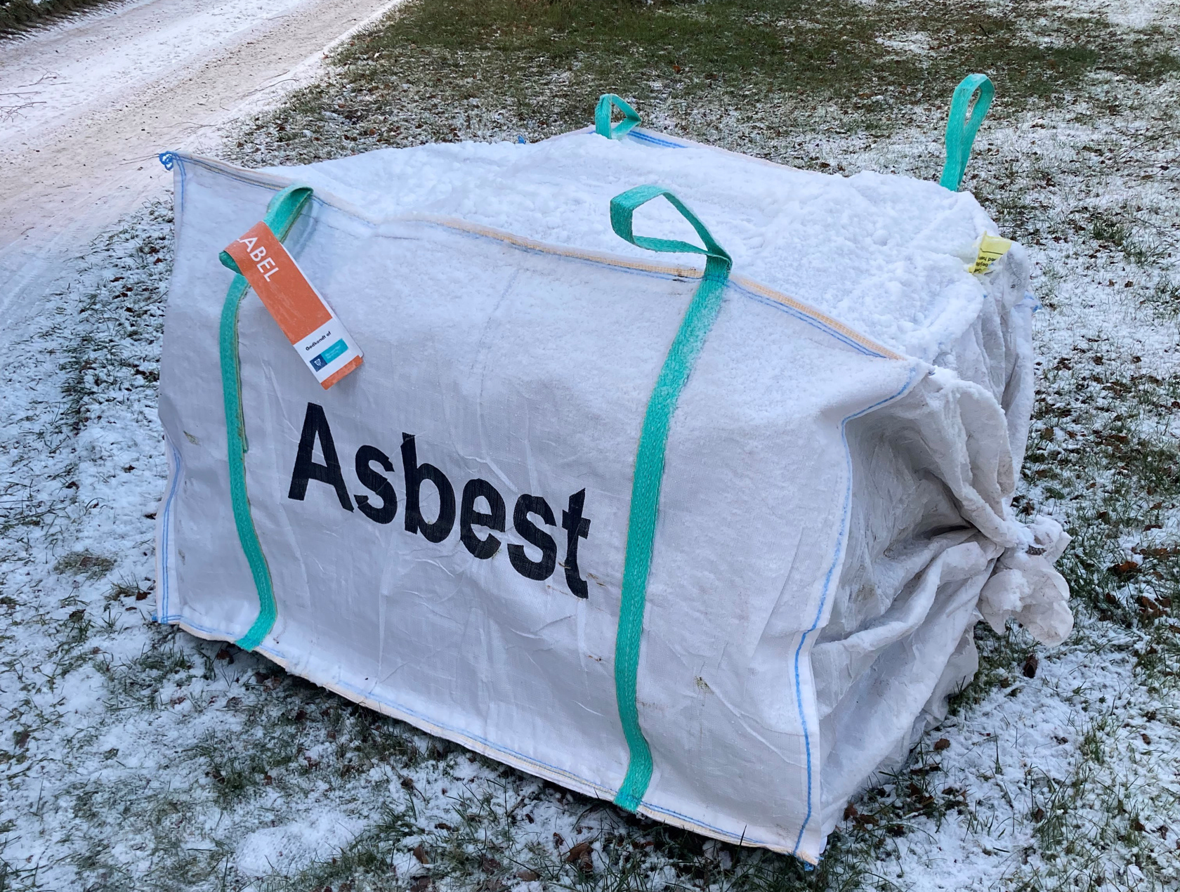 Foto af asbestplader indpakket i sække. Foto: Ren Forsyning Mariagerfjord.
