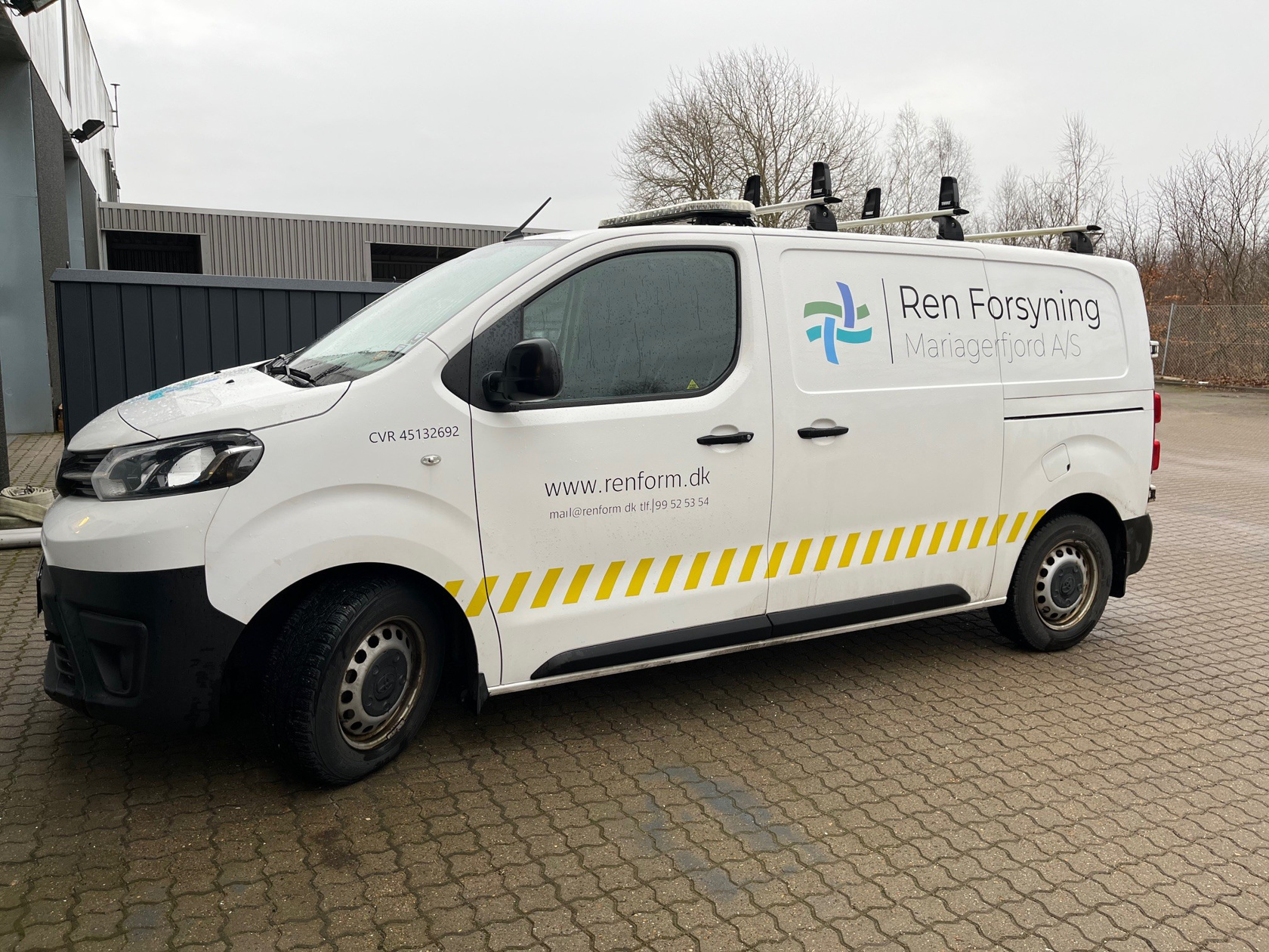 Varebil ved Ren Forsyning Mariagerfjord. Foto. Ren Forsyning Mariagerfjord.