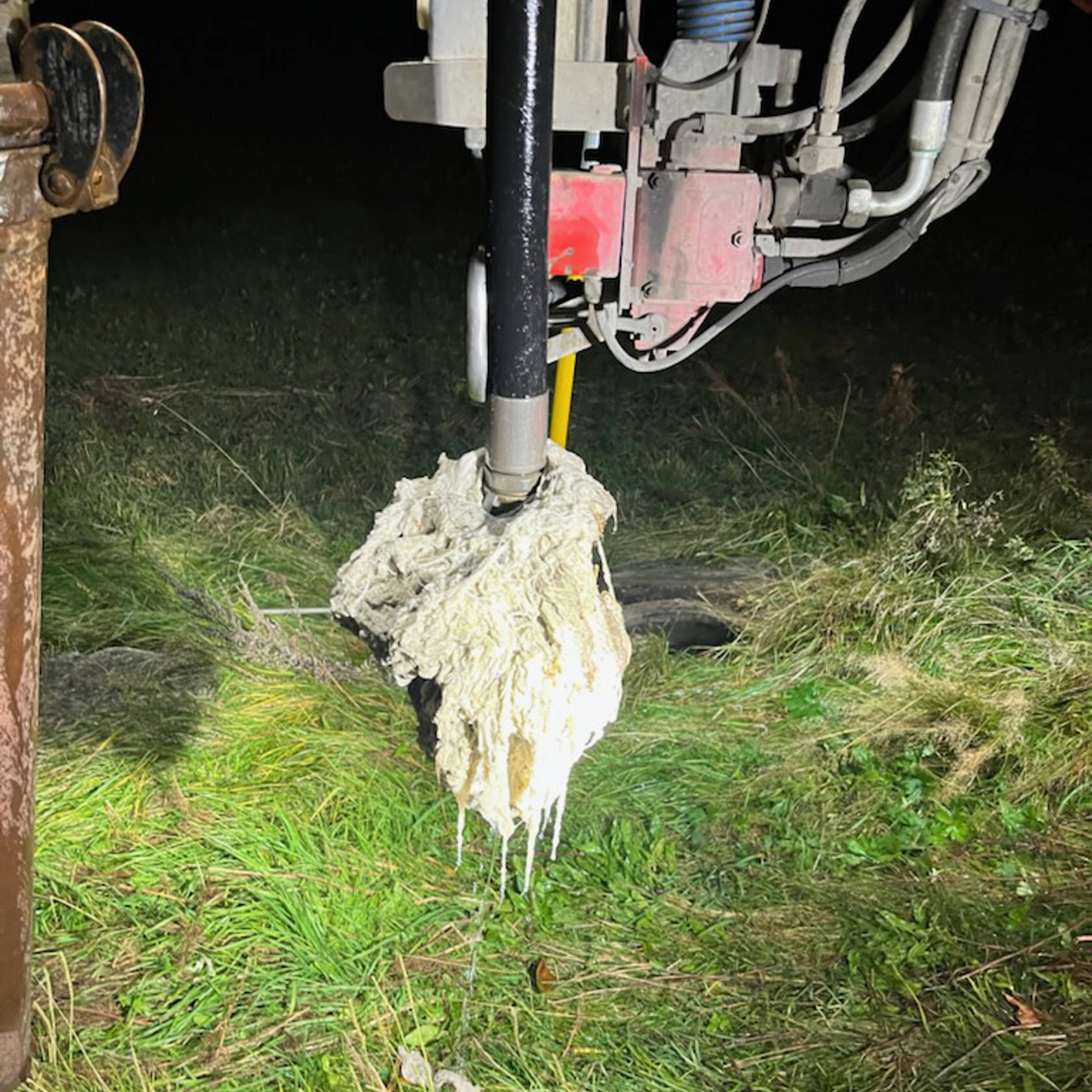 På billedet ses en slamsuger på arbejde. He ser vi tydeligt, hvad der kan gemme sig i kloakrørene: store sammenfiltrede klumper af vådservietter, hår og engangsklude – alt sammen affald, der ikke hører hjemme i toilettet. Når det bliver blandet, dannes de